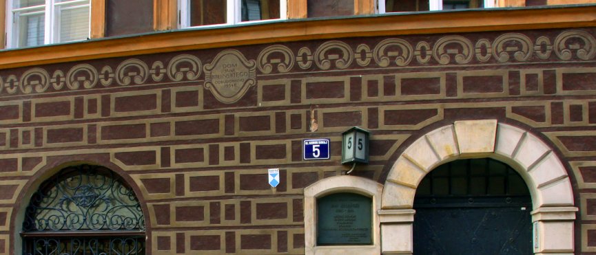 Znak Błękitnej Tarczy na kamienicy w Warszawie, fot. P. Kobek / archwium NID
