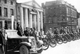 Spotkanie motocyklistów na bruku oleskiego rynku, ok. 1960, ze zbiorów Muzeum Regionalnego w Oleśnie